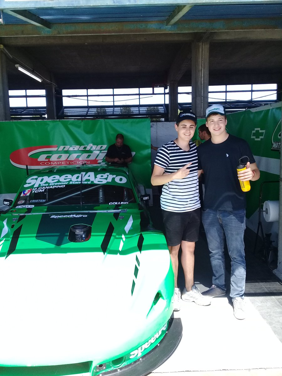 CordichC's tweet photo. Arrancamos la jornada de domingo con mucha expectativa e ilusión.

Nuestro piloto, @matiascanapino , recibe a todos sus fanáticos minutos antes de salir a correr la carrera final. https://t.co/yQoVRZVi5P