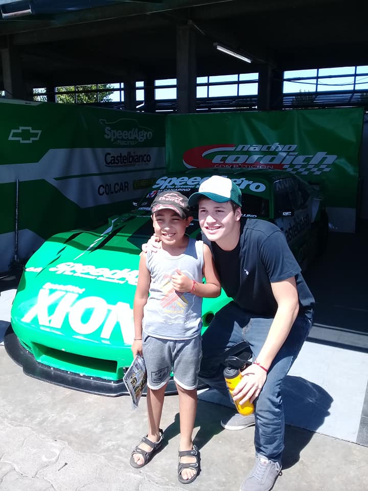 CordichC's tweet photo. Arrancamos la jornada de domingo con mucha expectativa e ilusión.

Nuestro piloto, @matiascanapino , recibe a todos sus fanáticos minutos antes de salir a correr la carrera final. https://t.co/yQoVRZVi5P