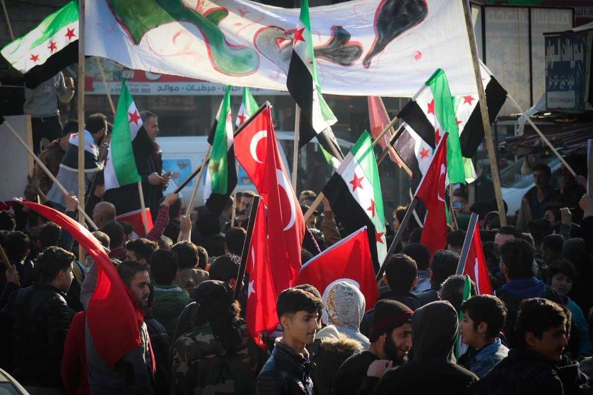 SharefSarmada's tweet photo. صور من المظاهرة التي خرجت اليوم في مدينة #سرمدا والتي رحبت بتواجد الجيش التركي وطالبت الجيش التركي وأيدت العملية العسكرية تحت مسمى #درع_الربيع 
1 https://t.co/azjmHl1AcS