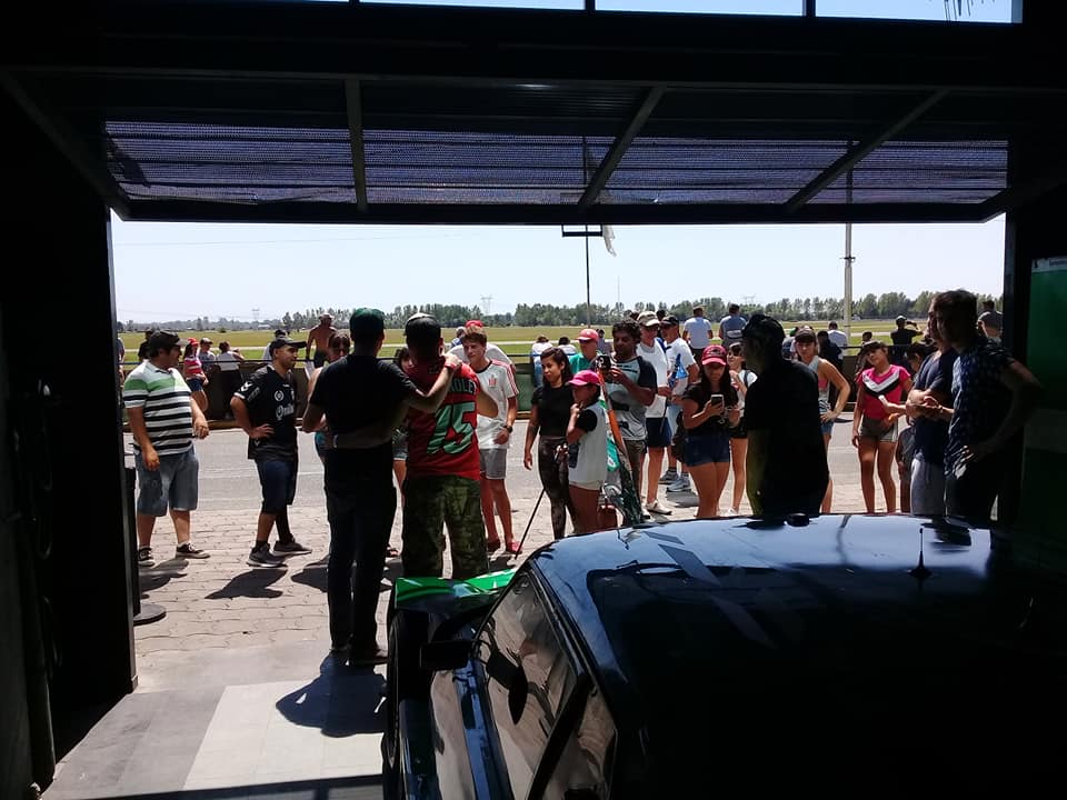 CordichC's tweet photo. Arrancamos la jornada de domingo con mucha expectativa e ilusión.

Nuestro piloto, @matiascanapino , recibe a todos sus fanáticos minutos antes de salir a correr la carrera final. https://t.co/yQoVRZVi5P