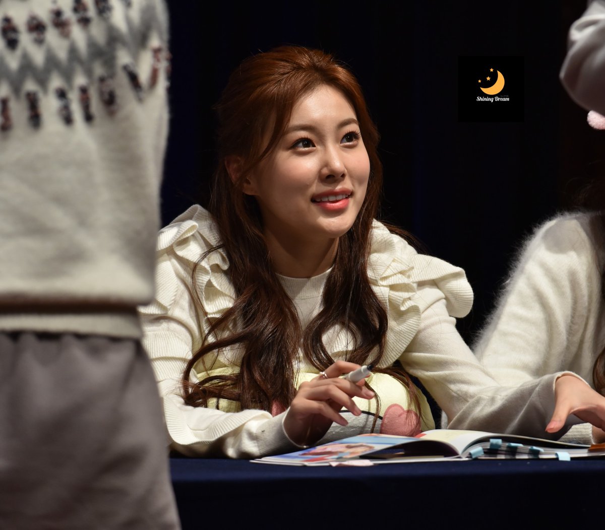 SD_181029's tweet photo. 181110
FANSIGN

당신은 웃을 때 정말 소중해요.😆
#IZONE_FIESTA #IZONE #KANGHYEWON #BLOOMIZ #HYEWON #아이즈원 #강혜원 #혜원 #FiestaWithIZONE https://t.co/Z7MwbD90m5