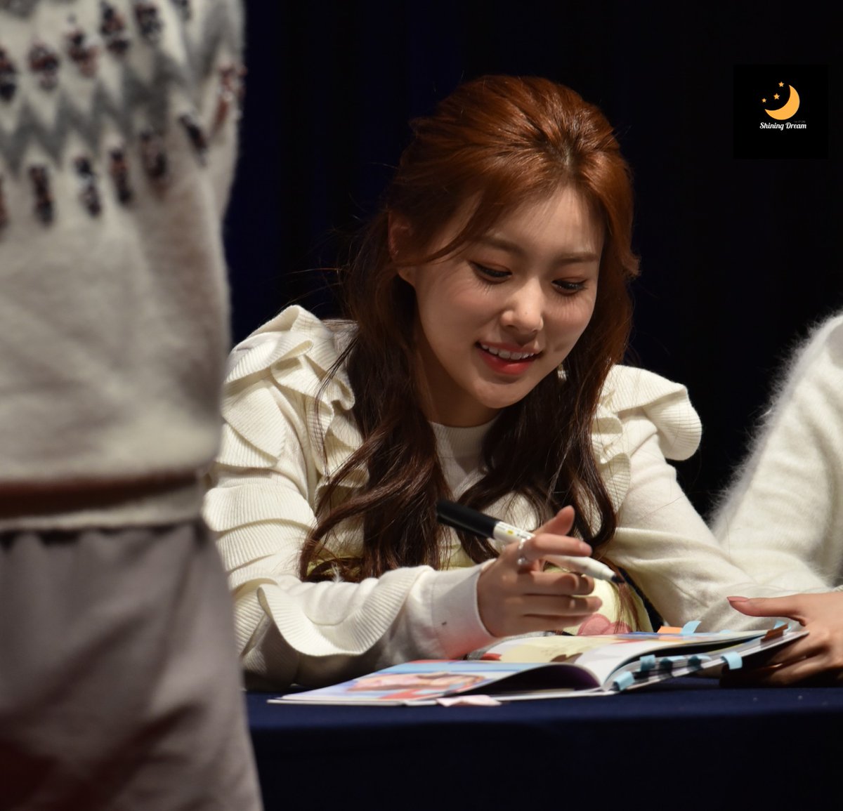 SD_181029's tweet photo. 181110
FANSIGN

당신은 웃을 때 정말 소중해요.😆
#IZONE_FIESTA #IZONE #KANGHYEWON #BLOOMIZ #HYEWON #아이즈원 #강혜원 #혜원 #FiestaWithIZONE https://t.co/Z7MwbD90m5
