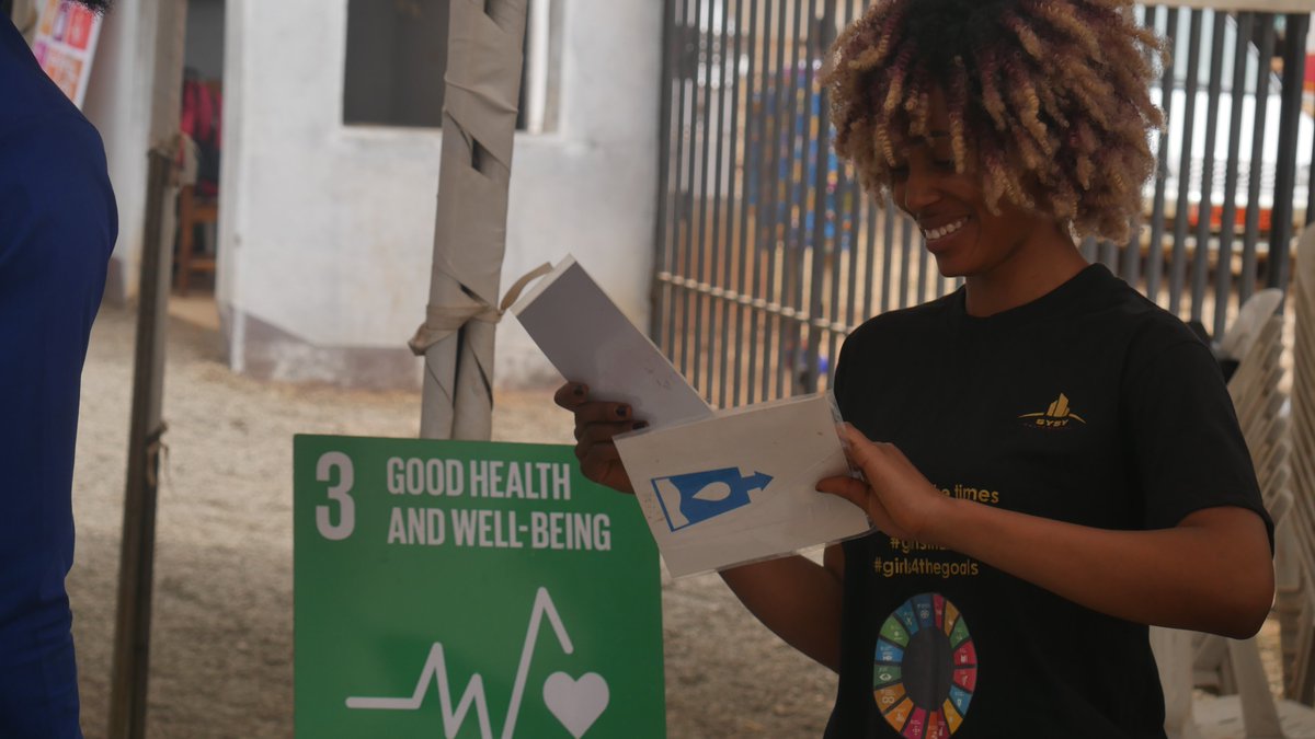 UN_Cameroon's tweet photo. Explaining the #SDGs through ARTS , with dynamic and creative Youths of #Bamenda in partnership with @sysyhouseoffame.

 #GlobalGoals  #ForPeopleForPlanet https://t.co/pxV0m6Z39x