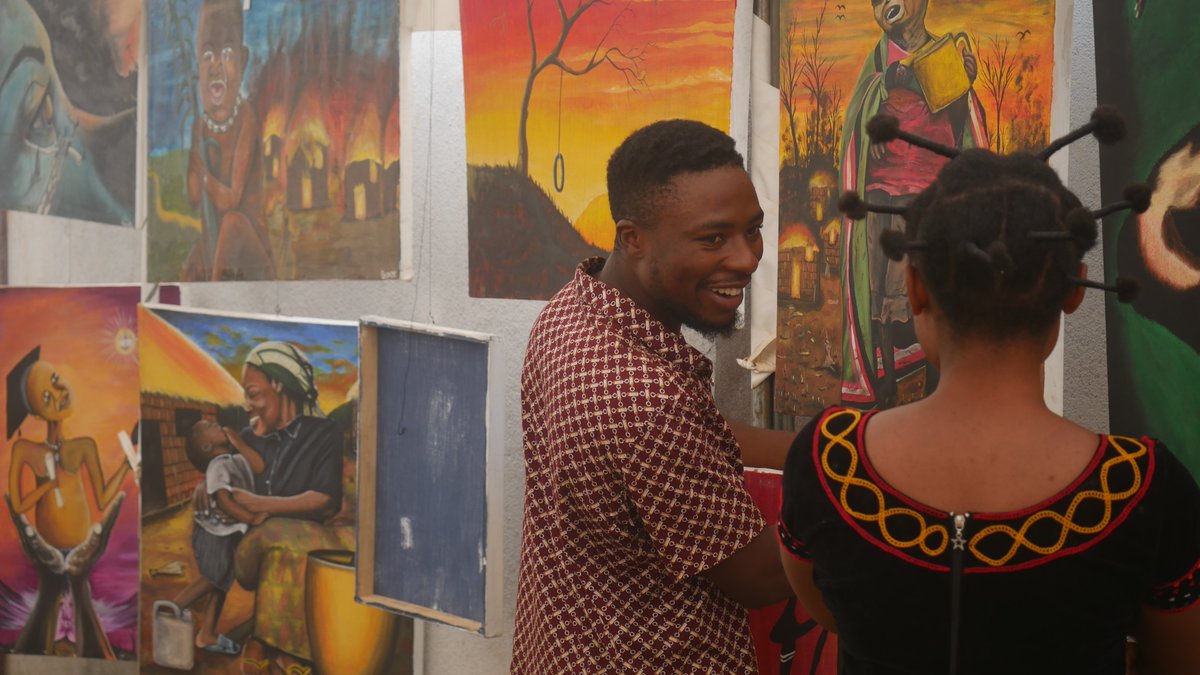 UN_Cameroon's tweet photo. Explaining the #SDGs through ARTS , with dynamic and creative Youths of #Bamenda in partnership with @sysyhouseoffame.

 #GlobalGoals  #ForPeopleForPlanet https://t.co/pxV0m6Z39x