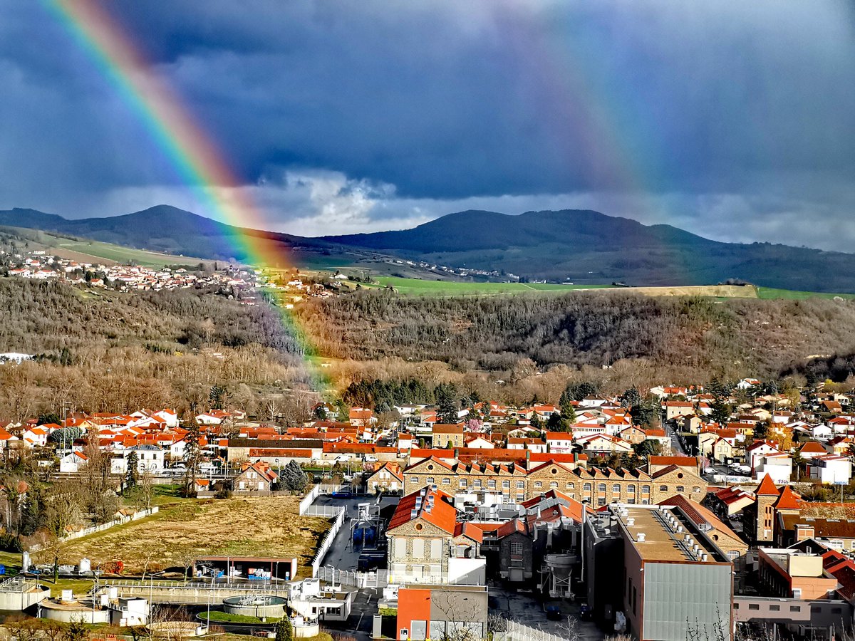 SuperBougnat's tweet photo. On prétend qu'au pied d'un arc-en-ciel, se trouve un trésor.
Quand il prend pied dans la papeterie de la @banquedefrance, on tend à y croire ! 🌈💶😁
@OTMondArverne @auvergne
#Corent #VicLeComte #Europafi https://t.co/900MqDp9L7