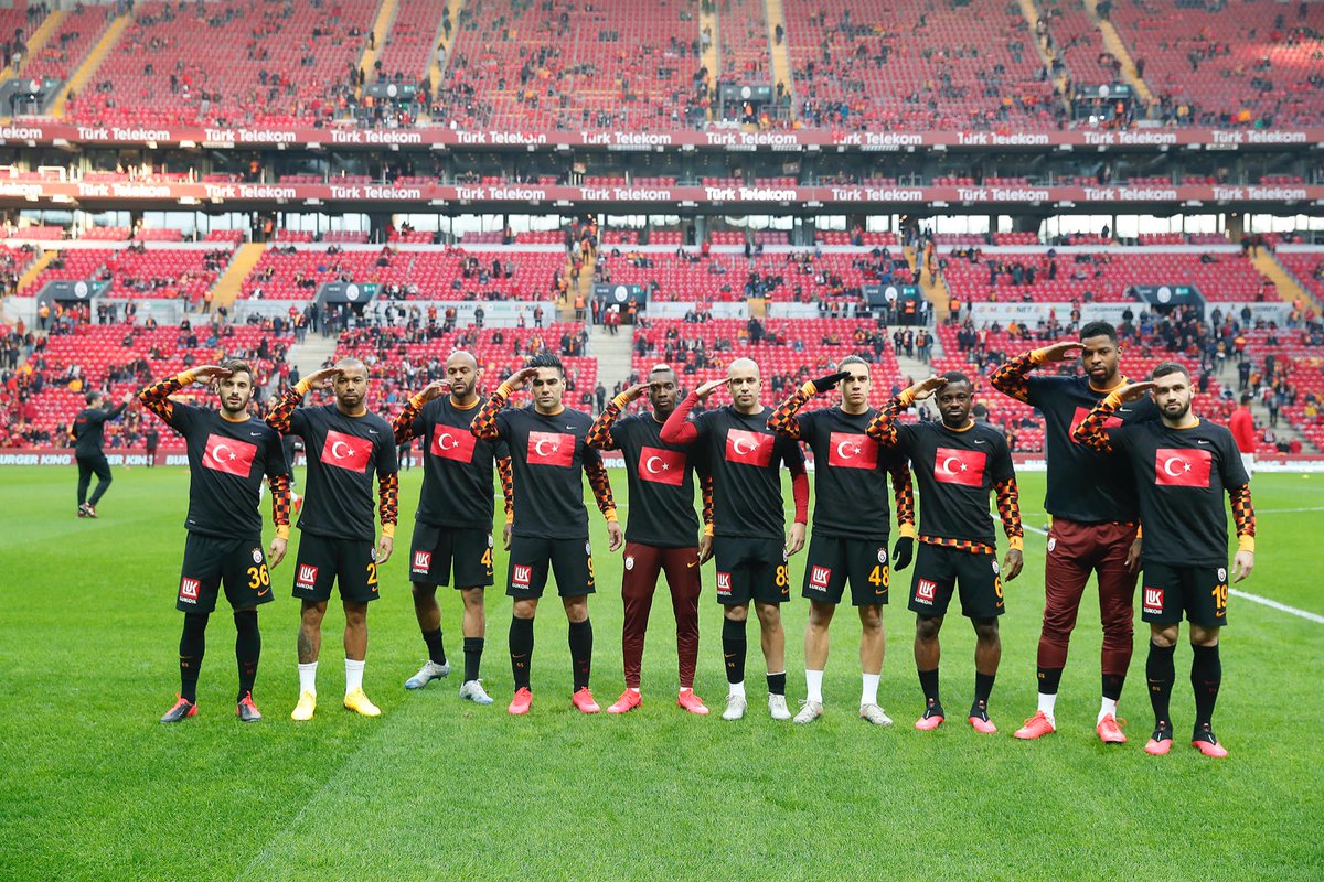 GalatasaraySK's tweet photo. Aslanlarımızdan, Mehmetçiğe selam! #MehmetçiğinYanındayız 🇹🇷 https://t.co/jvkhVp7ClT