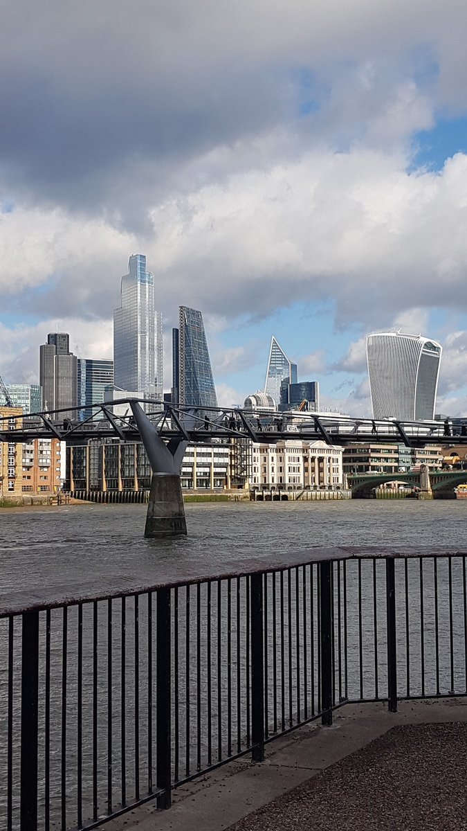 EngineeringRun1's tweet image. Feeling inspired #ArchitectureAcademy #EngineeringDesign @RunshawCollege Stunning views and designs in London. Our students were equally inspired