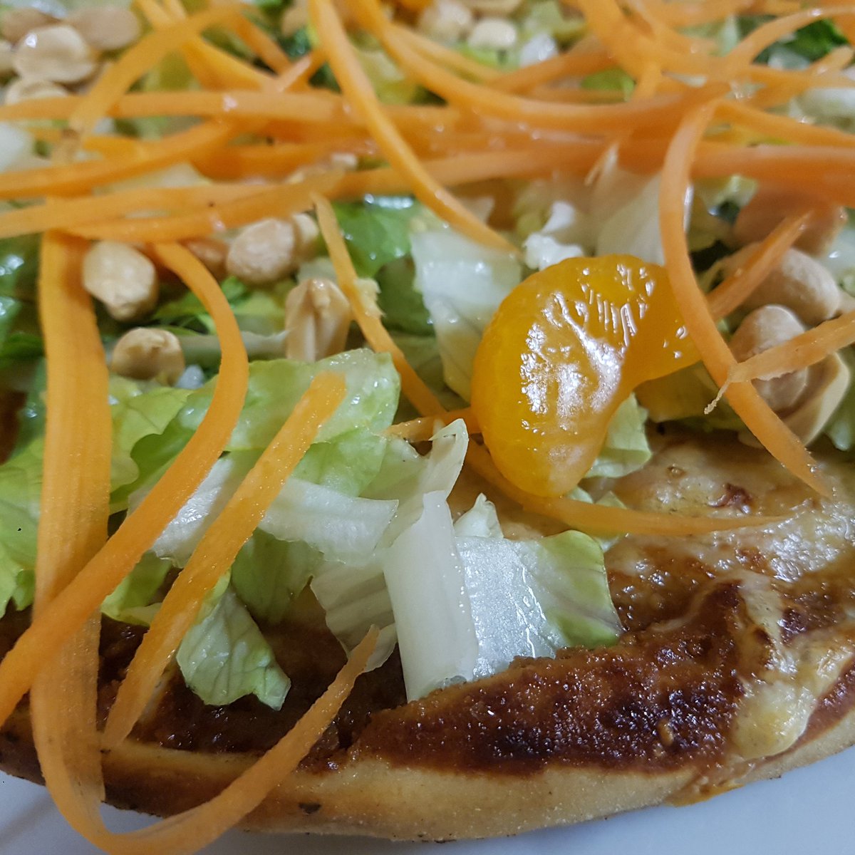 #Lieblingspizza 
mit Erdnusssauce ist fertig. Mit Brokkoli, Chili, Erdnüssen, Salat, Karotte, Mandarine und Limetten-Ingwerdressing. Wir sind verliebt ♡