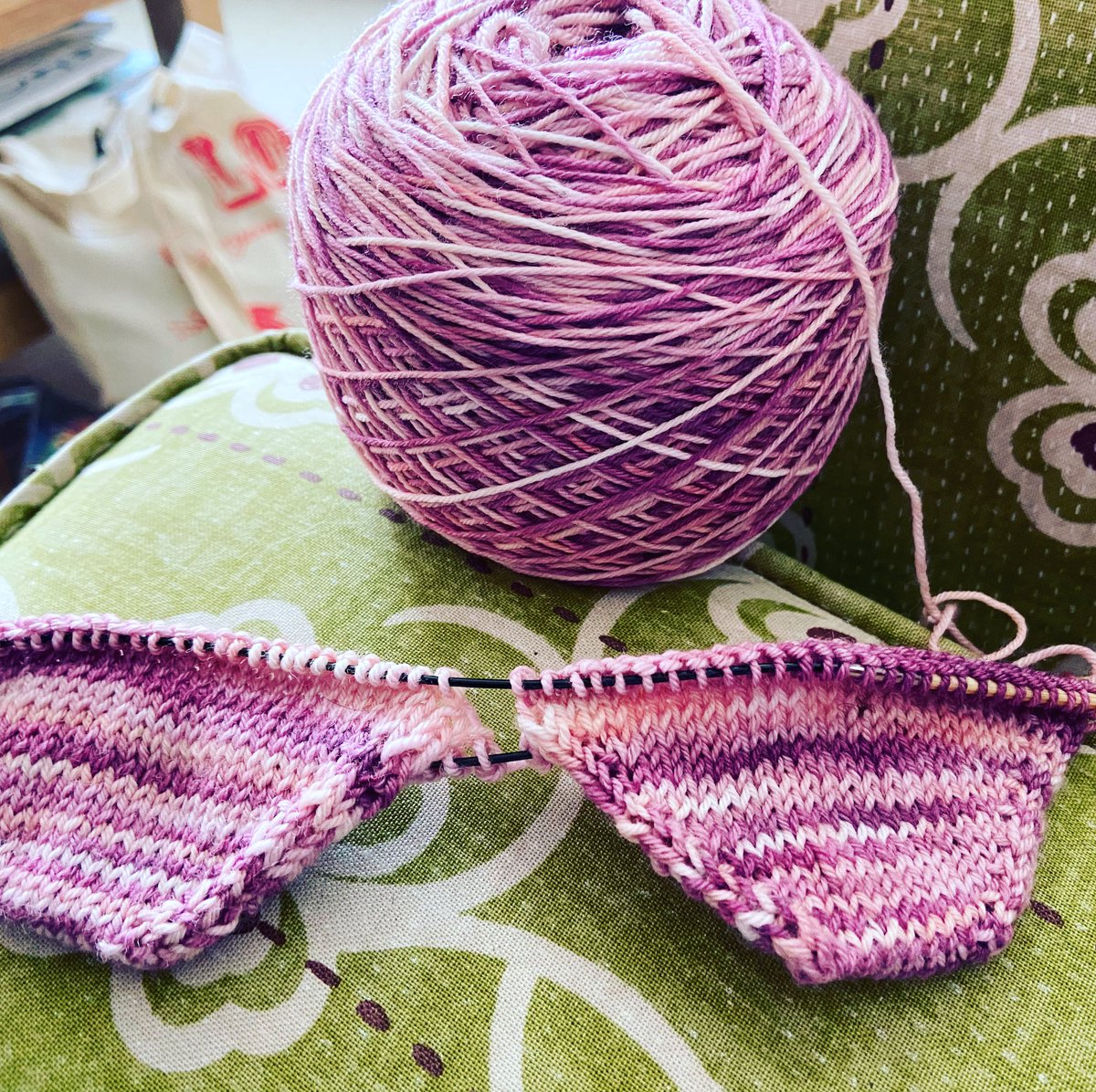 glospunkgirl's tweet image. #twosocksatatime #toeup #afterthoughtheel quite enjoying this new project #loveknitting