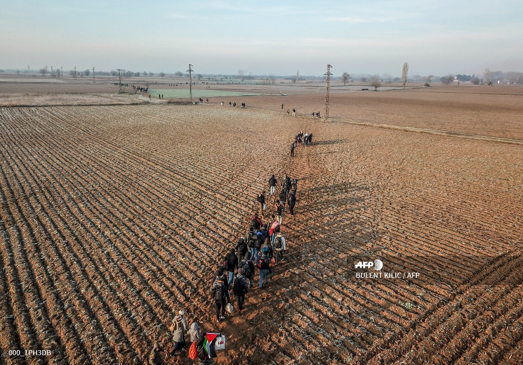 AFPphoto's tweet photo. #Turkey - Migrants walk towards Greece along the Turkey-Greece border. #AFP
📸 @Kilicbil https://t.co/kwjTFo5M1H