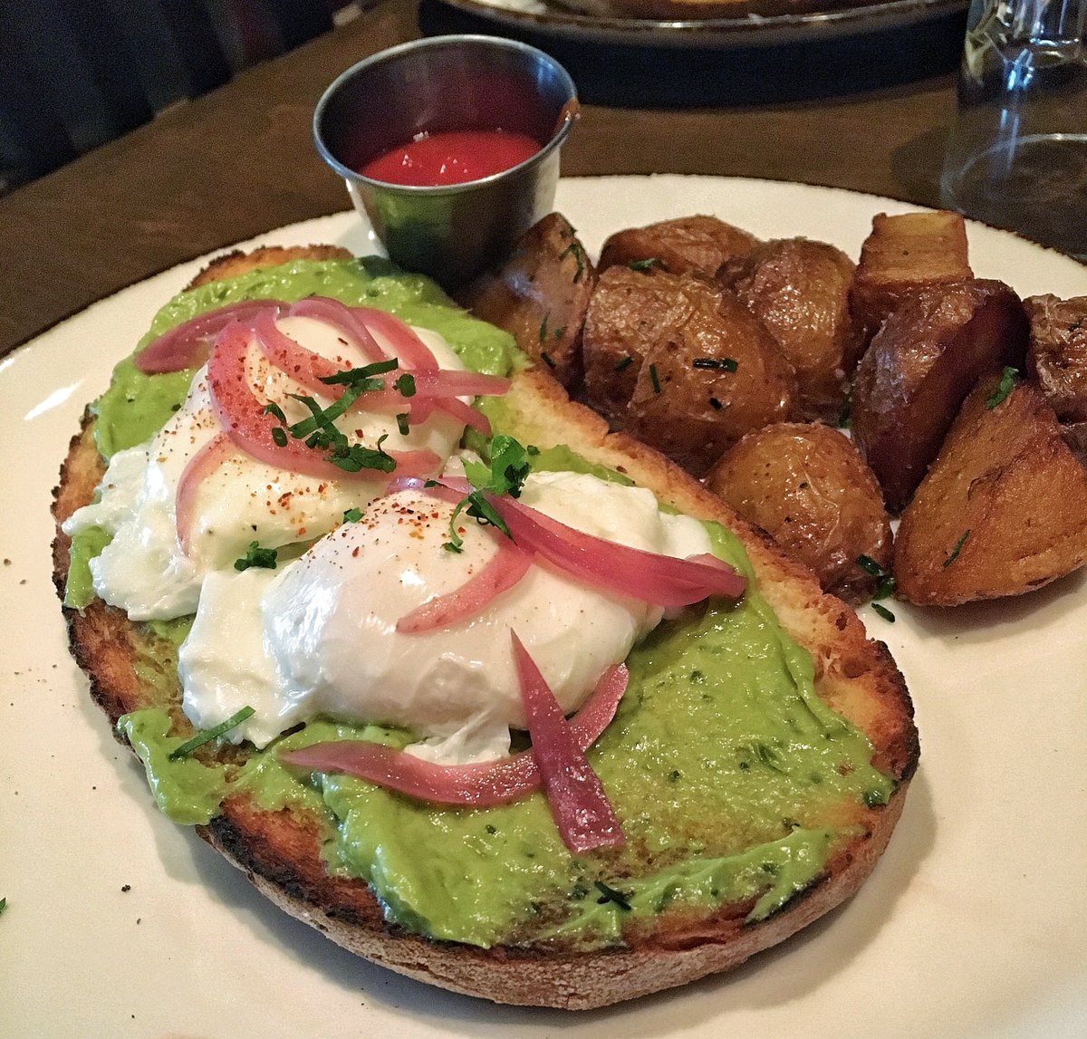 New month same great brunch deal-we’re serving mimosa brunch daily from 10am-3pm 🥂 
#troquetchi #frenchbistro #mimosabrunch #chicagobrunch #brunch #sundaybrunch