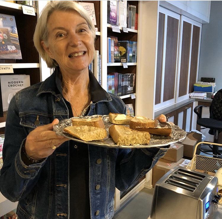 ErinDealey's tweet photo. Dearest @JenLiaLongo You are the BEST! What an honor—and so much fun to join forces with you &amp; #BookStoreOwnerExtraordinaire Tina at @faceinbooks to celebrate #BookLove #community your incredible new #YA #WhatICarry ⭐️⭐️⭐️⭐️⭐️ and our sweet #SnowGlobeWishes @SleepingBearBks 📚❤️ https://t.co/eVvIE8lP1v