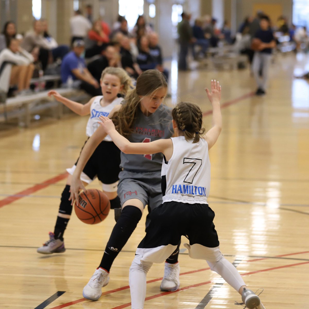 Mads putting her @dartingbasketball skills to work in the game ... so awesome to see her gaining confidence to use them live! 🖤🏀🖤
