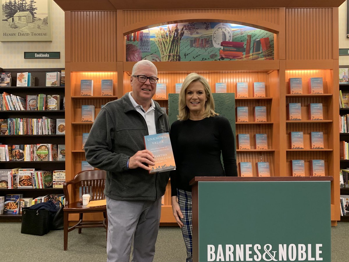 The lovely & gracious ⁦@marthamaccallum⁩ signing copies of #UnknownValor at ⁦@BNBuzz⁩ in The Villages, FL. Thanks Martha!