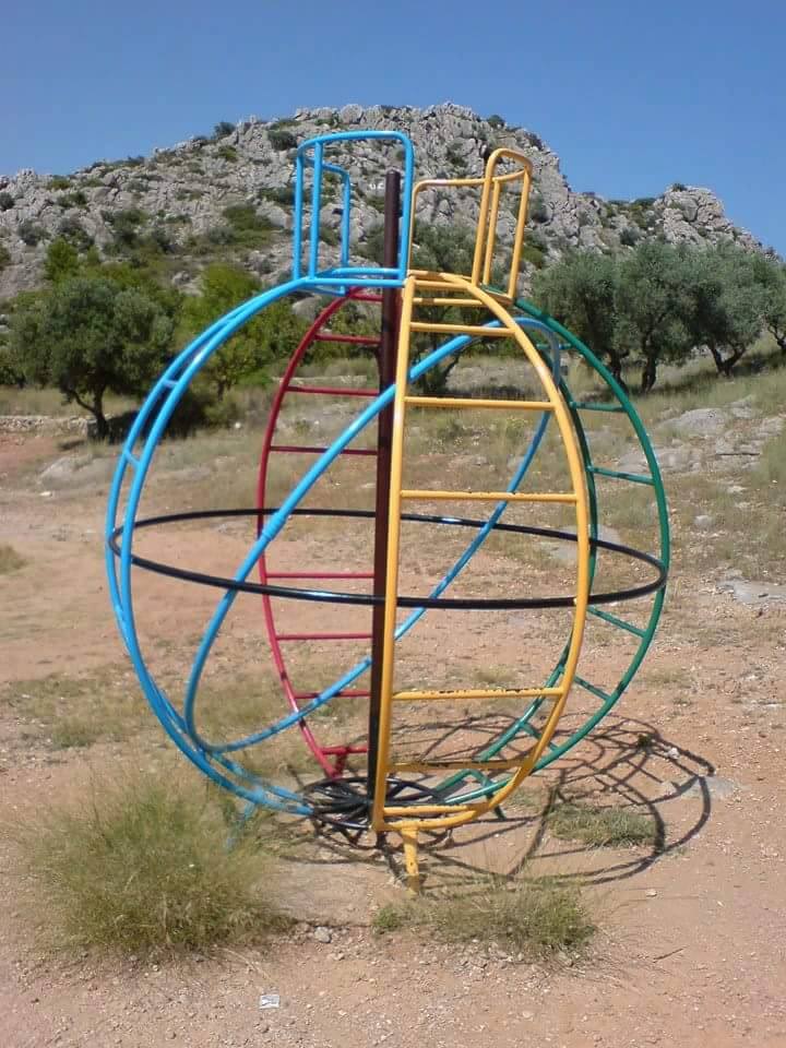 la_buchinsky's tweet photo. ¿Los parques infantiles de ahora? Mira, nosotros crecimos jugando en LA CÚPULA DEL TRUENO. https://t.co/BNDAFC8U27