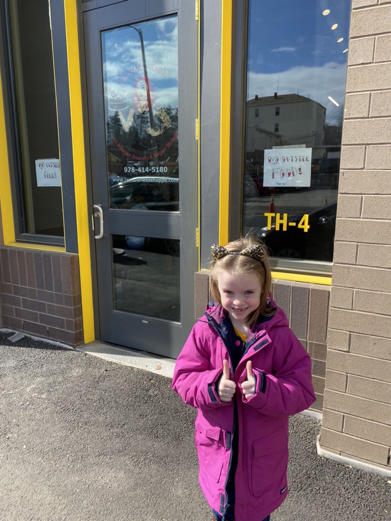 InsideAdmission's tweet photo. Growing up w/ #foodallergies, kids can miss out on a lot of things.

Cece was so excited to visit a bakery for the 1st time now that @MsJenniferLees has opened in @WooPublicMarket.

It was fun to see other customers who “get it” smiling watching her approach the counter to order. https://t.co/gYMm2xf8nO