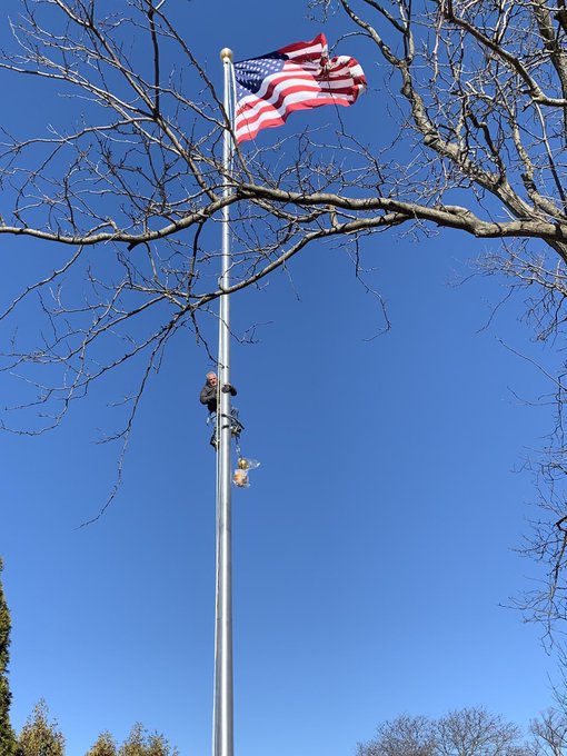 @VGlencoe #60’ #USFlag #climbing to replace a broken 8” #BallOrnament https://t.co/jVVGyaHxvs