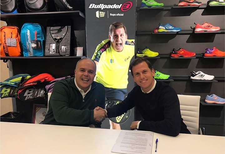 El N° 1 del mundo e integrante de los <a href="/PadelTrotters/">Padel Trotters</a>, <a href="/paquito_navarro/">Paquito Navarro</a>, renueva contrato con <a href="/bullpadelsport/">Bullpadel</a>  🎾🎓🇪🇸
#guiamundialdepadel
