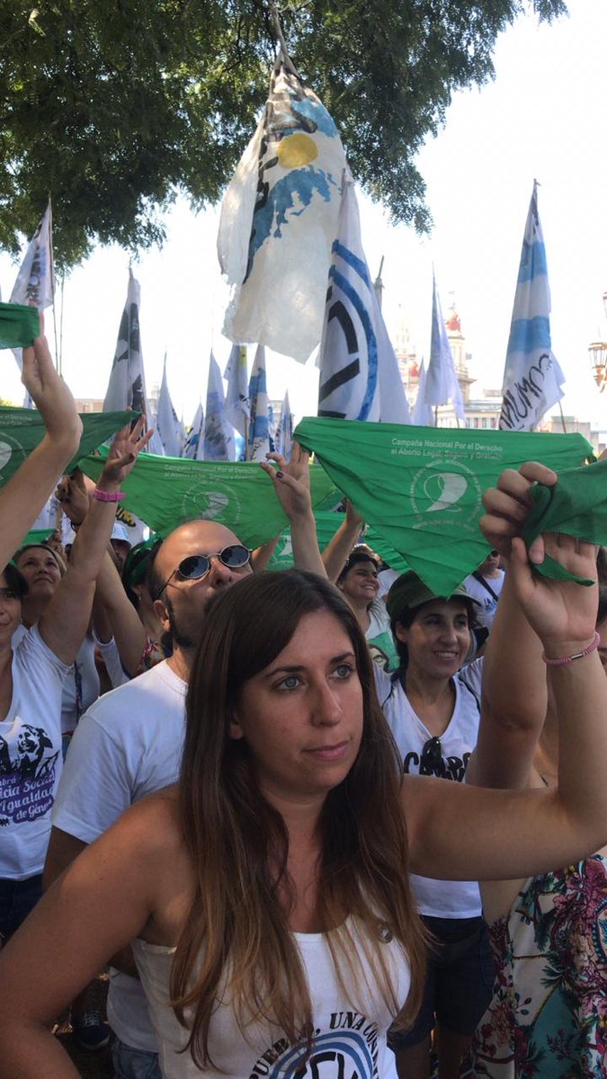 CasaGatica's tweet photo. Estalló la plaza con el anuncio de Alberto. #AbortoLegal2020 #TodosConAlbertoYCristina https://t.co/7GHmWYnrUe