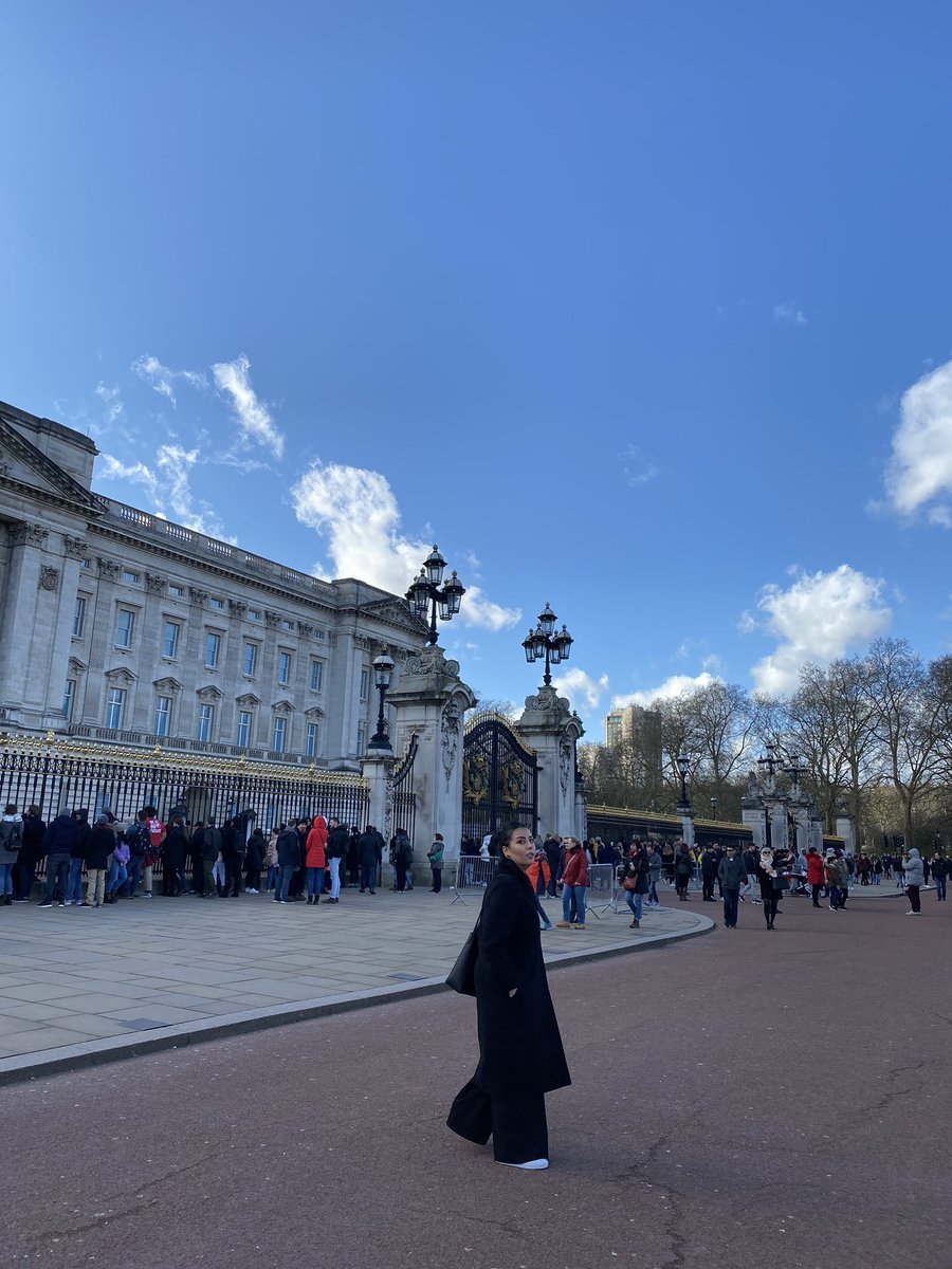 noura_eljerbi's tweet photo. Buckingham Palace #londoning #London https://t.co/BLsV7QJyk8