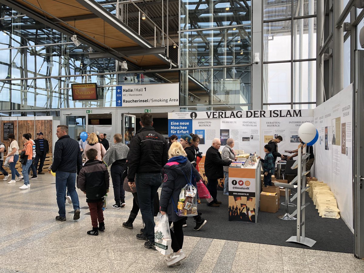 suleman_malik_'s tweet photo. Große Anzahl der Besucher auf unsere Messestand in Thüringen Ausstellung. Es ist wichtig, nicht über, sondern miteinander zu sprechen. Nur durch persönliche Begegnungen lassen sich Barrieren abbauen.
Wir freuen uns auf Eurem Besuch!
#MuslimefürFrieden #Moscheebau 🕌 #Erfurt https://t.co/5dD5RjSunX