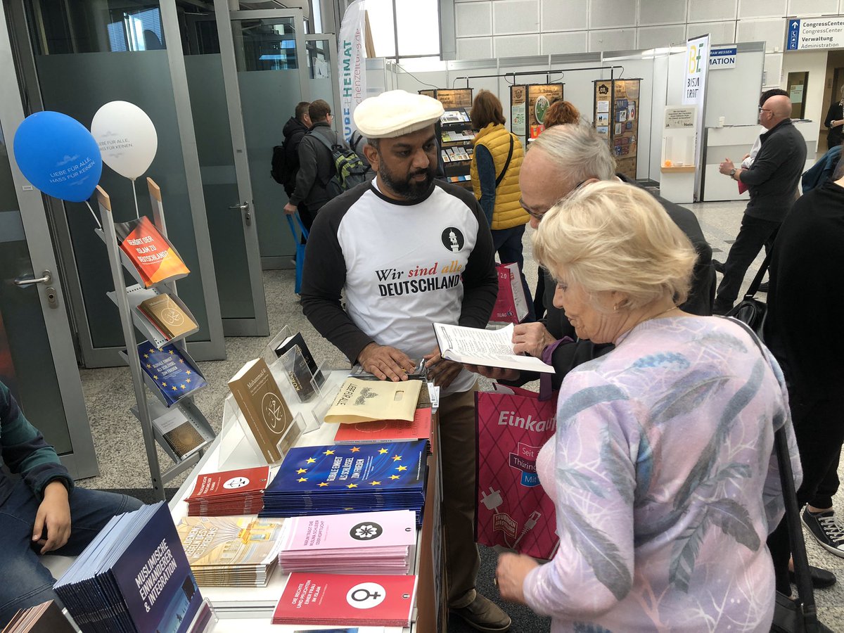 suleman_malik_'s tweet photo. Große Anzahl der Besucher auf unsere Messestand in Thüringen Ausstellung. Es ist wichtig, nicht über, sondern miteinander zu sprechen. Nur durch persönliche Begegnungen lassen sich Barrieren abbauen.
Wir freuen uns auf Eurem Besuch!
#MuslimefürFrieden #Moscheebau 🕌 #Erfurt https://t.co/5dD5RjSunX