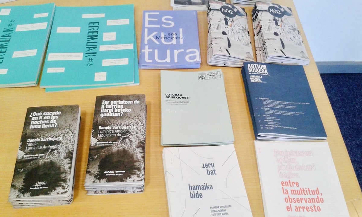 💡Iluminando ya bares, comercios y espacios culturales y educativos de #Gasteiz, la nueva fábula de Danele Sarriugarte para #BorradoresDelFuturo: ¿QUÉ SUCEDE EN K EN LAS NOCHES DE LUNA LLENA? ¡Hazte con tu ejemplar! +INFO 👉🏽 borradoresdelfuturo.net/wp-content/upl… #ArteCiudadano