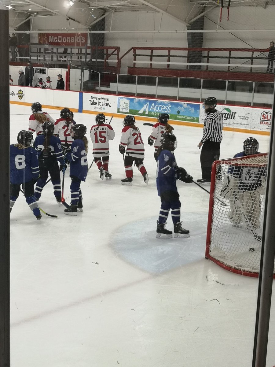 HMBProvAtmGirls's tweet photo. With 26seconds left in the game Hamiota scores to make it 4-2 and closes the gap on Carman DR #HMProvincials #BelieveInTeam @hockeymanitoba @farmgirl3kids @CargillAgCanada https://t.co/fa0Hzyjb7G