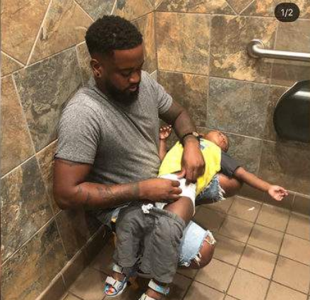 Baggywrinkles's tweet photo. Congrats to Donte Palmer @3boys_1Goal  #SquatForChange is bringing changing tables to men’s restrooms everywhere.  https://t.co/fWbhJxrjyc  Funding duel, anyone? https://t.co/vRewmk3Ven #toilet #gender #equity #fatherhood #hero https://t.co/2BxgumnUAO