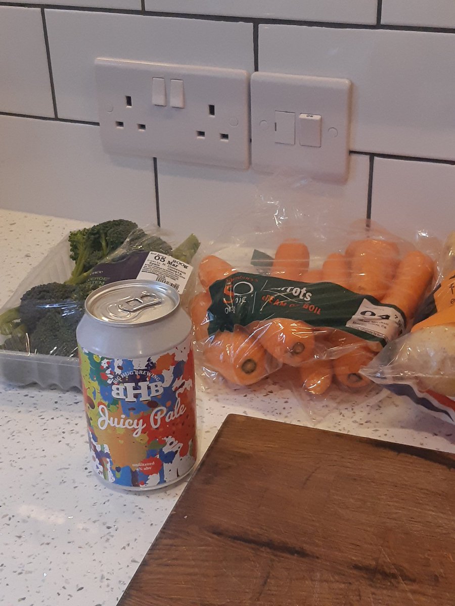 MC4London's tweet photo. Sunday veg prep powered by @BigHugBrewing Juicy pale, one of my favourites, thanks Matt! 🍻 @MatthewClarkLtd #taproomtakeover https://t.co/ERaonOz6Lf
