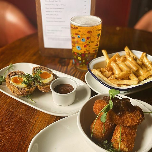 Feeling peckish? We’ve got you covered with 3 of our delicious bar snacks for £11!

#barsnacks #snacktime #🤤 #clerkenwell #thecastlefarringdon #chipscheeseandgravy #scotchegg #croquettes