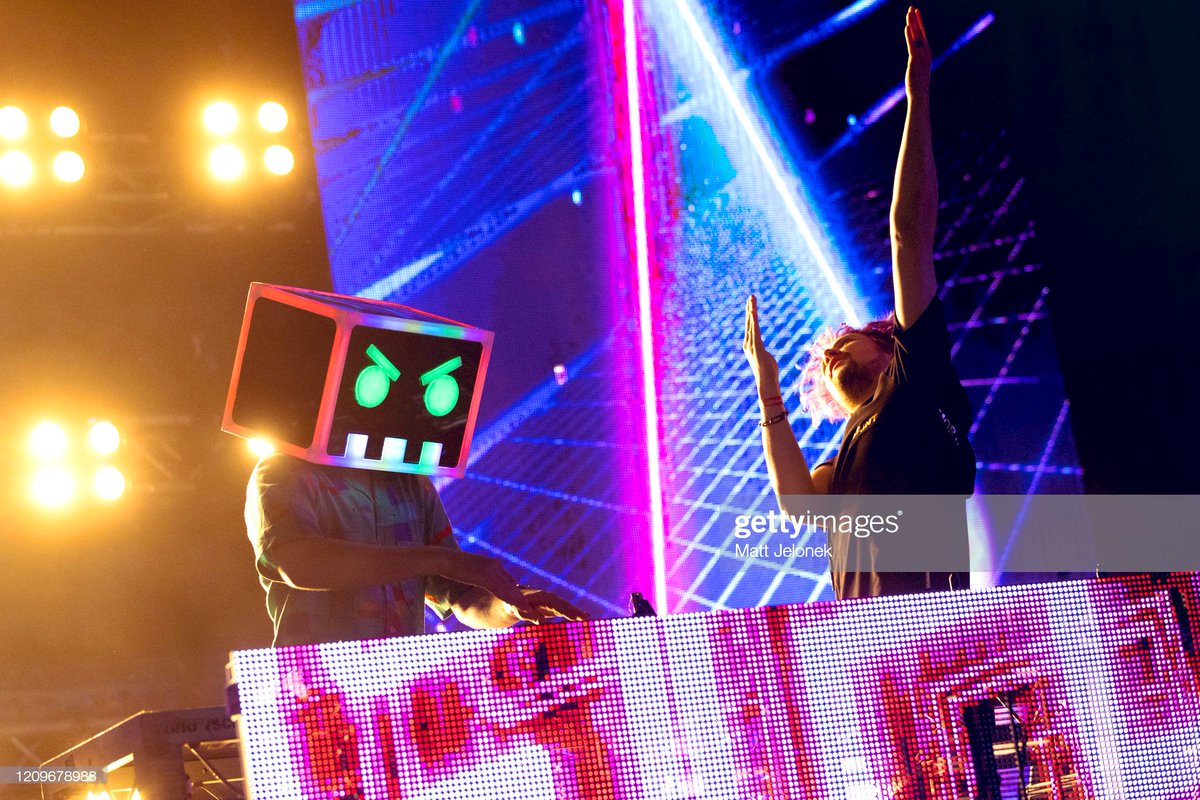 MattJelonek's tweet photo. What else can you get with a box on a guys head? 🤖 Barely Alive B2B Virtual Riot shot with the new Canon 1DX MK III. Focus in low light catches it all and tracks faces very well. #DiscoverHidden #Canon1DXMKIII https://t.co/nta9Tq8Z8t