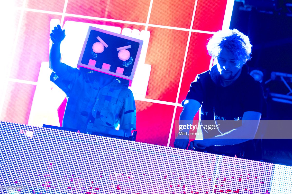 MattJelonek's tweet photo. What else can you get with a box on a guys head? 🤖 Barely Alive B2B Virtual Riot shot with the new Canon 1DX MK III. Focus in low light catches it all and tracks faces very well. #DiscoverHidden #Canon1DXMKIII https://t.co/nta9Tq8Z8t