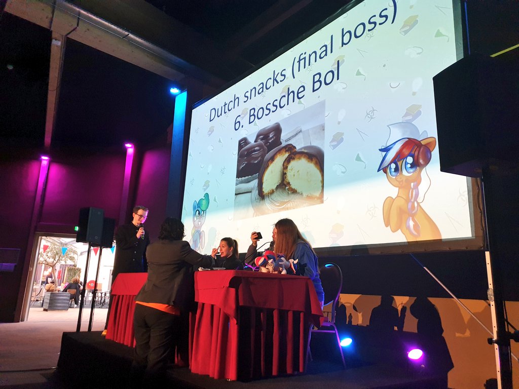 xeto_de's tweet photo. The funny dutch panel with @ClaireMCorlett, @BlackGryph0n &amp; Bexi at @HWConvention. 🧀🇳🇱

[Poniko]: "I'm not sure I would like everything, but I would try to taste. Very brave." :3
#brony #mlp #HWCon #ポニコ https://t.co/5urYxxut7V
