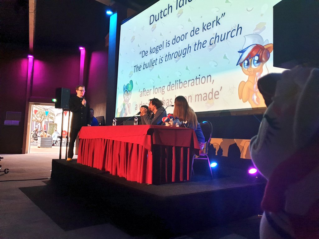 xeto_de's tweet photo. The funny dutch panel with @ClaireMCorlett, @BlackGryph0n &amp; Bexi at @HWConvention. 🧀🇳🇱

[Poniko]: "I'm not sure I would like everything, but I would try to taste. Very brave." :3
#brony #mlp #HWCon #ポニコ https://t.co/5urYxxut7V