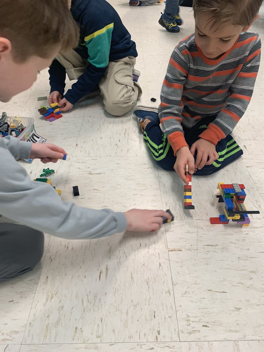searceymindhive's tweet photo. Made a tabletop hockey game with only legos https://t.co/UUK7S6kNKq