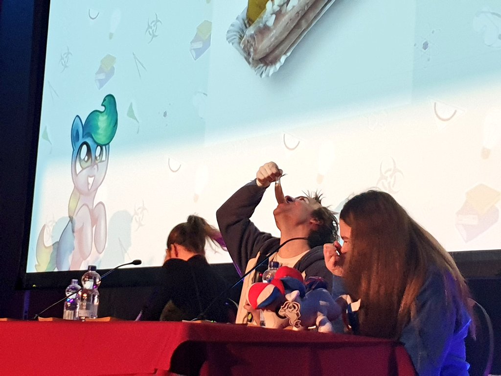 xeto_de's tweet photo. The funny dutch panel with @ClaireMCorlett, @BlackGryph0n &amp; Bexi at @HWConvention. 🧀🇳🇱

[Poniko]: "I'm not sure I would like everything, but I would try to taste. Very brave." :3
#brony #mlp #HWCon #ポニコ https://t.co/5urYxxut7V