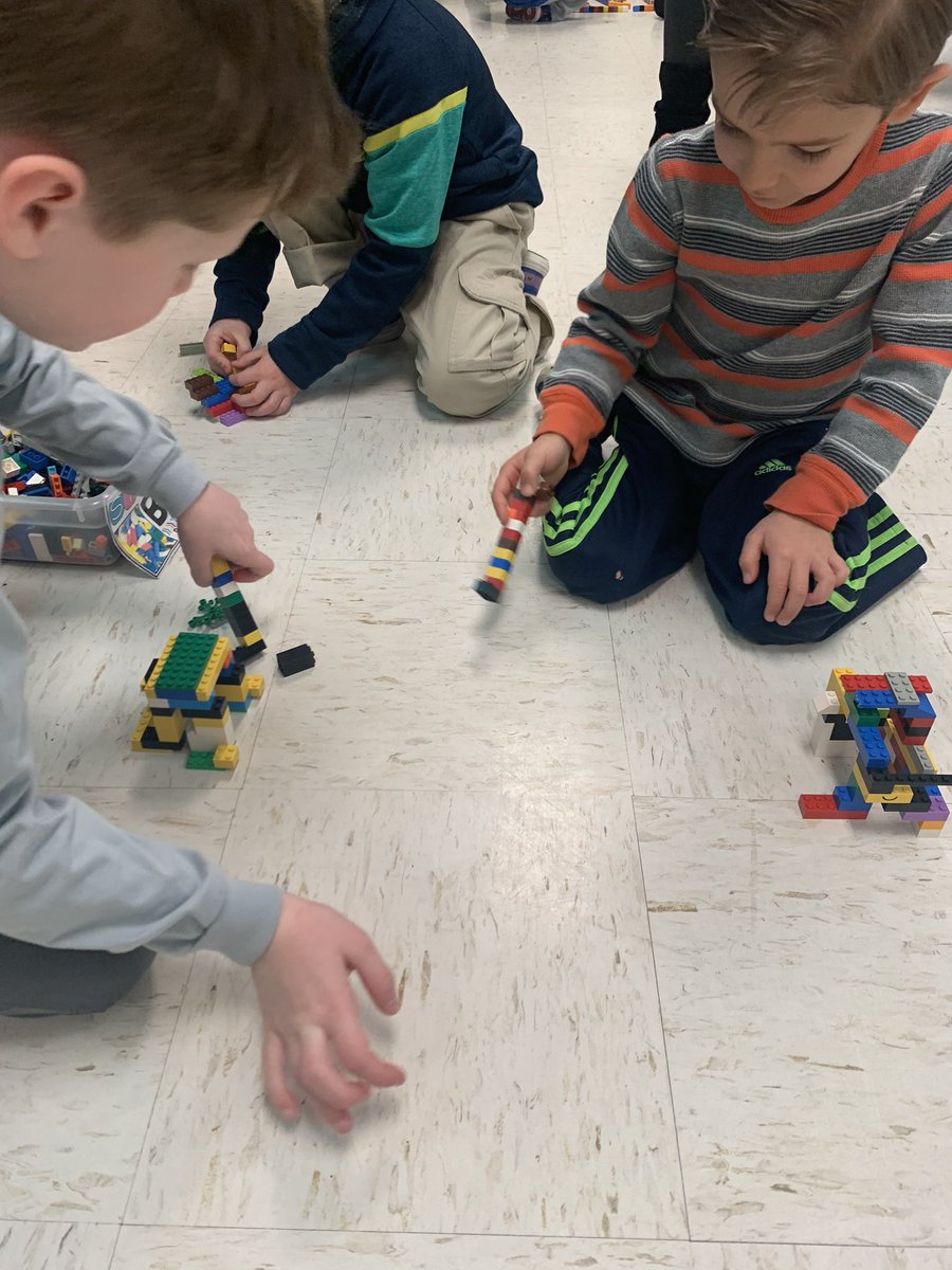 searceymindhive's tweet photo. Made a tabletop hockey game with only legos https://t.co/UUK7S6kNKq