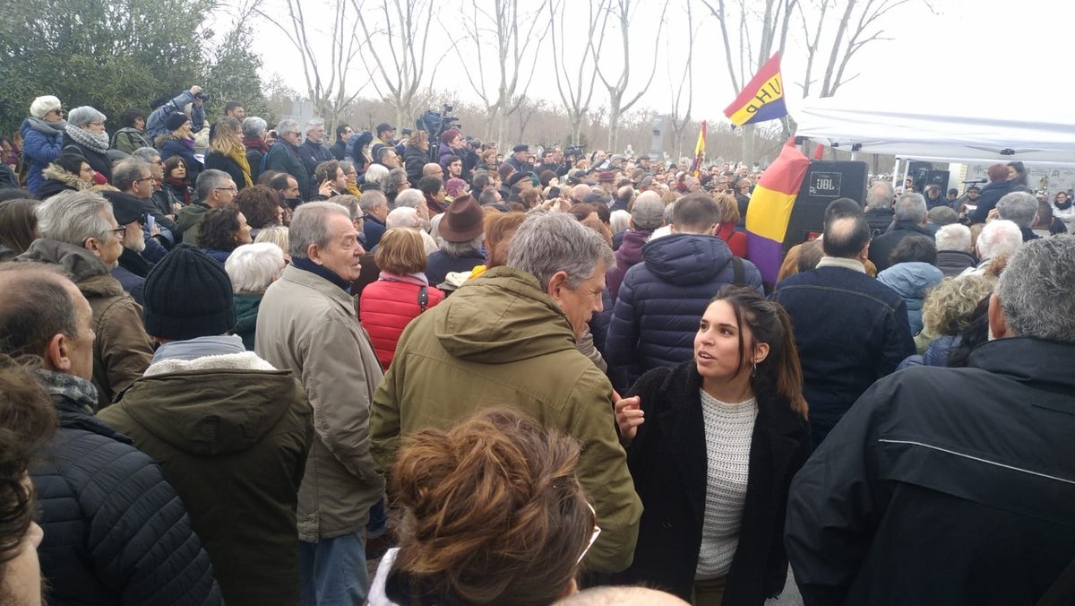 emiliogrande53's tweet photo. Emotivo recital de poesía de Miguel Hernández.
Pincha el enlace de Facebook
https://t.co/7j49Ernufe
@MiercolesRepubl 
@MiguelARevoluci 
@EReccio 
@RdukeRuben 
@TerceraRepublca 
@larepublica_pe 
@3REPUBLISPAINP1 
@DiciembreYo
@matsmadrid 
@Platapenmostol1 
@CsarGallardolv1 https://t.co/7l4Fub1aGB