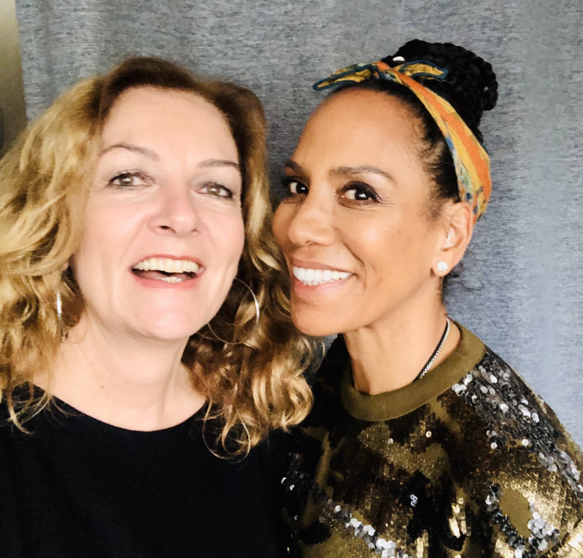 PostBettina's tweet photo. Heute Mädelstalk mit der schönen Babs #dasrotesofa #barbarabecker @ndr https://t.co/miwpvdXYW4