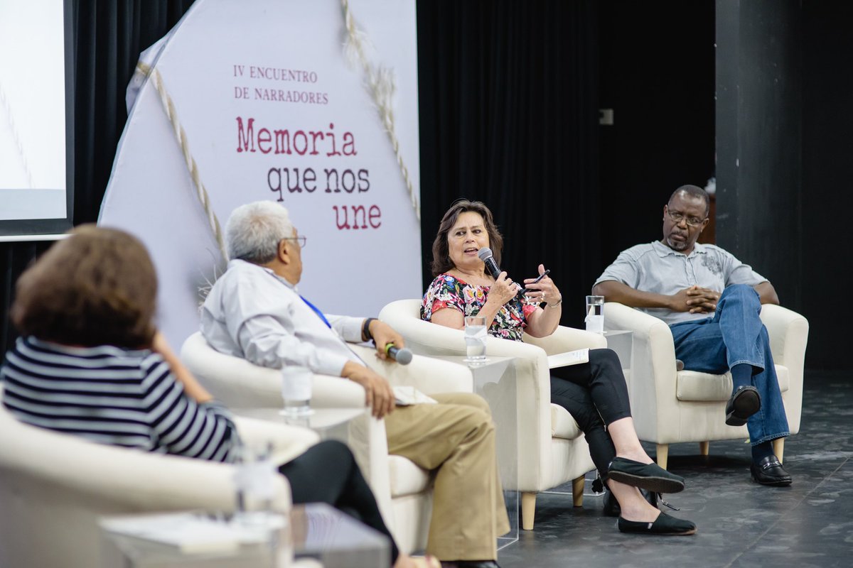cacuenta's tweet photo. En el #DíaNacionalDelPeriodismo recordamos el conversatorio Formas de la Memoria en #CAC15, sobre la íntima relación del periodismo y la literatura.
Para ver el conversatorio completo: https://t.co/UI1Hk5AQ9Z https://t.co/AcYyE3aA7O