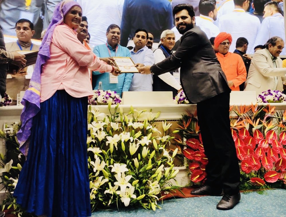 Ashokshivazza's tweet photo. Received the honour at International Jat Parliament at vigyan bhawan,New Delhi,in the presence of Governer #Satpalmalik @realshooterdadi @SatishPooniaBJP @KailashBaytu @kgahlot @drsanjeevbalyan @MPSumedhanand & many more. #Turtlefilm #Nationalawardfilm #Jatparliament https://t.co/d43Yg3KDKy