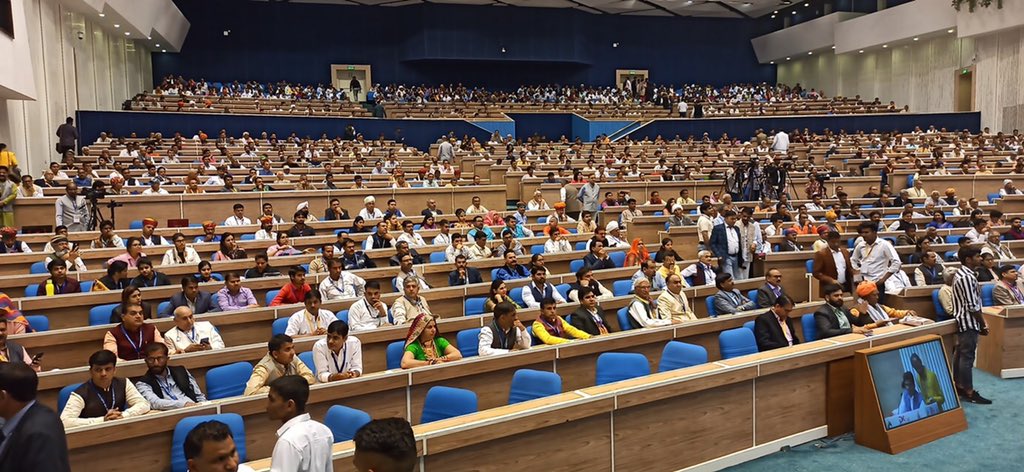 Ashokshivazza's tweet photo. Received the honour at International Jat Parliament at vigyan bhawan,New Delhi,in the presence of Governer #Satpalmalik @realshooterdadi @SatishPooniaBJP @KailashBaytu @kgahlot @drsanjeevbalyan @MPSumedhanand & many more. #Turtlefilm #Nationalawardfilm #Jatparliament https://t.co/d43Yg3KDKy