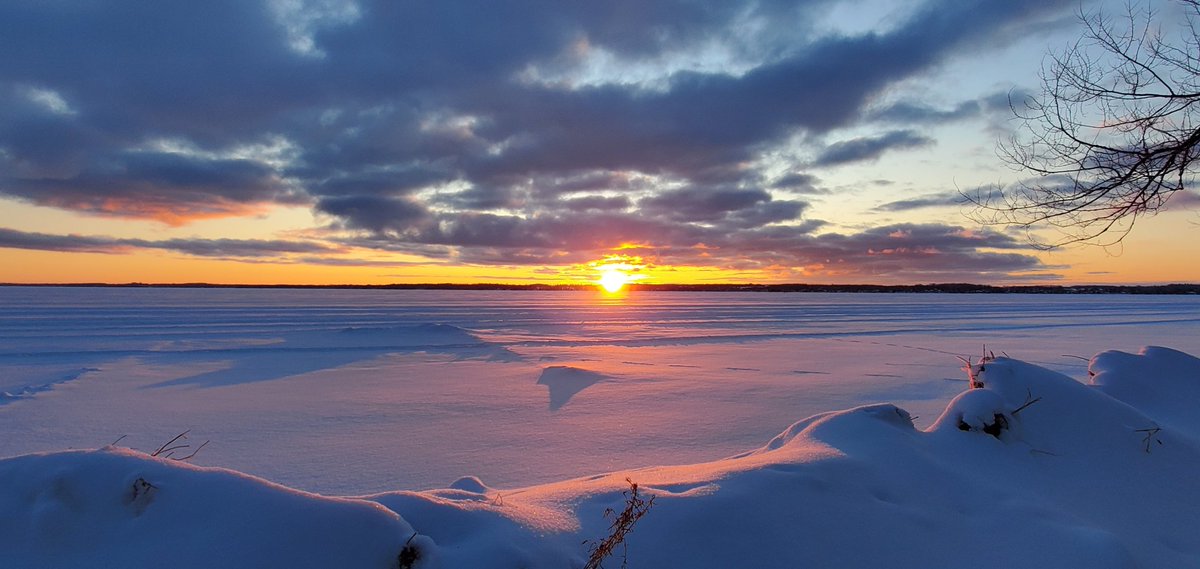 Beautiful start to the day. Good morning, March!! Lake Scugog, Ontario <a href="/StormHour/">#StormHour</a> #StormHour #POTW