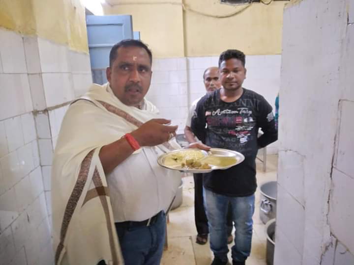 DeepakRanjeetz's tweet image. यह है हमारे झारखंड के स्वास्थ्य मंत्री @BannaGupta76 जो एमजीएम अस्पताल  के सुधार के लिए लगातार औचक निरीक्षण कर रहे है.  और आज कैंटीन में मरीजों को दिए जाने वाले वाले खिचड़ी को खाया. 

अब उम्मीद है कि एमजीएम अस्पताल जल्द स्वास्थ्य होगा. 

@INCJharkhand @JmmJharkhand