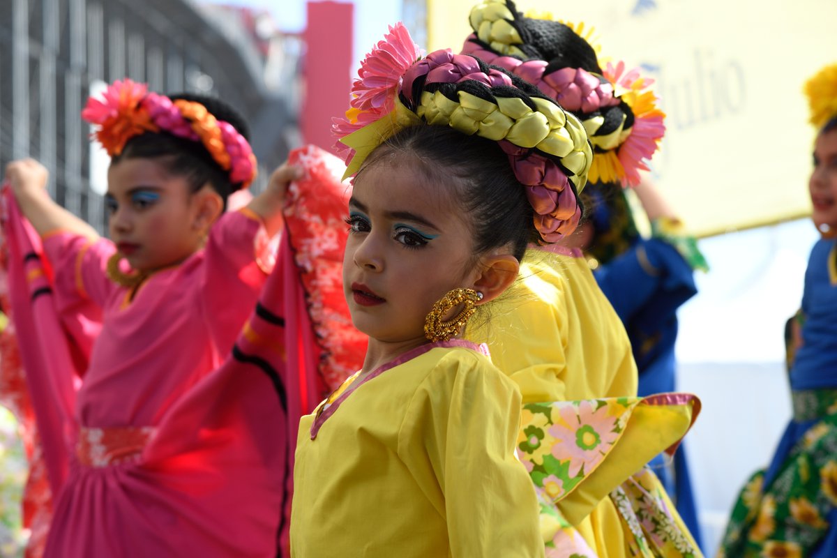DaleGasolina's tweet photo. ☀️ ¡Viva La Fiesta está comenzando fuerte hoy! ☀️

🎤 Mariachi Los Reyes - 8:30 a.m. y 10:00 a.m.
🤼‍♂️ Lucha Libre - 8:40 a.m., 10:00 a.m. y 11:00 p.m.
💃 Ballet Folklórico - 9:00 a.m.
🏁 Q&amp;A con Daniel Suárez
🌹 Dreaming of You - Selena Tribute

#VivaNASCAR #AutoClub400 https://t.co/mtx6rXhLKb