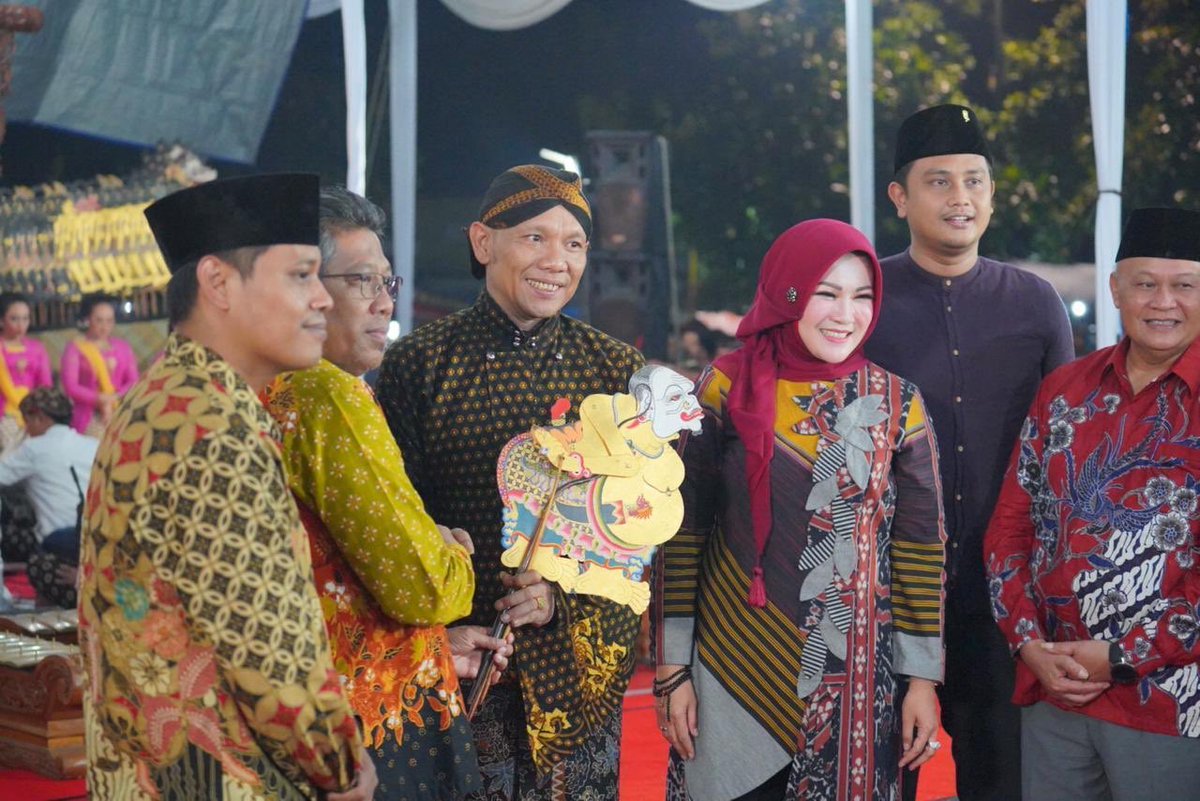 YaniSunarno's tweet photo. Asalkan semua bahagia... 😍
Malam ini bersama masyarakat klaten nonton bareng wayang kulit ki dalang seno Nugroho dalam rangka peresmian gedung baru inspketorat..
Dengan gedung baru, smoga semakin smangat memberikan yg terbaik utk klaten keren! 💪🌹
#klatenkeren https://t.co/ZAx3SLEs7Q