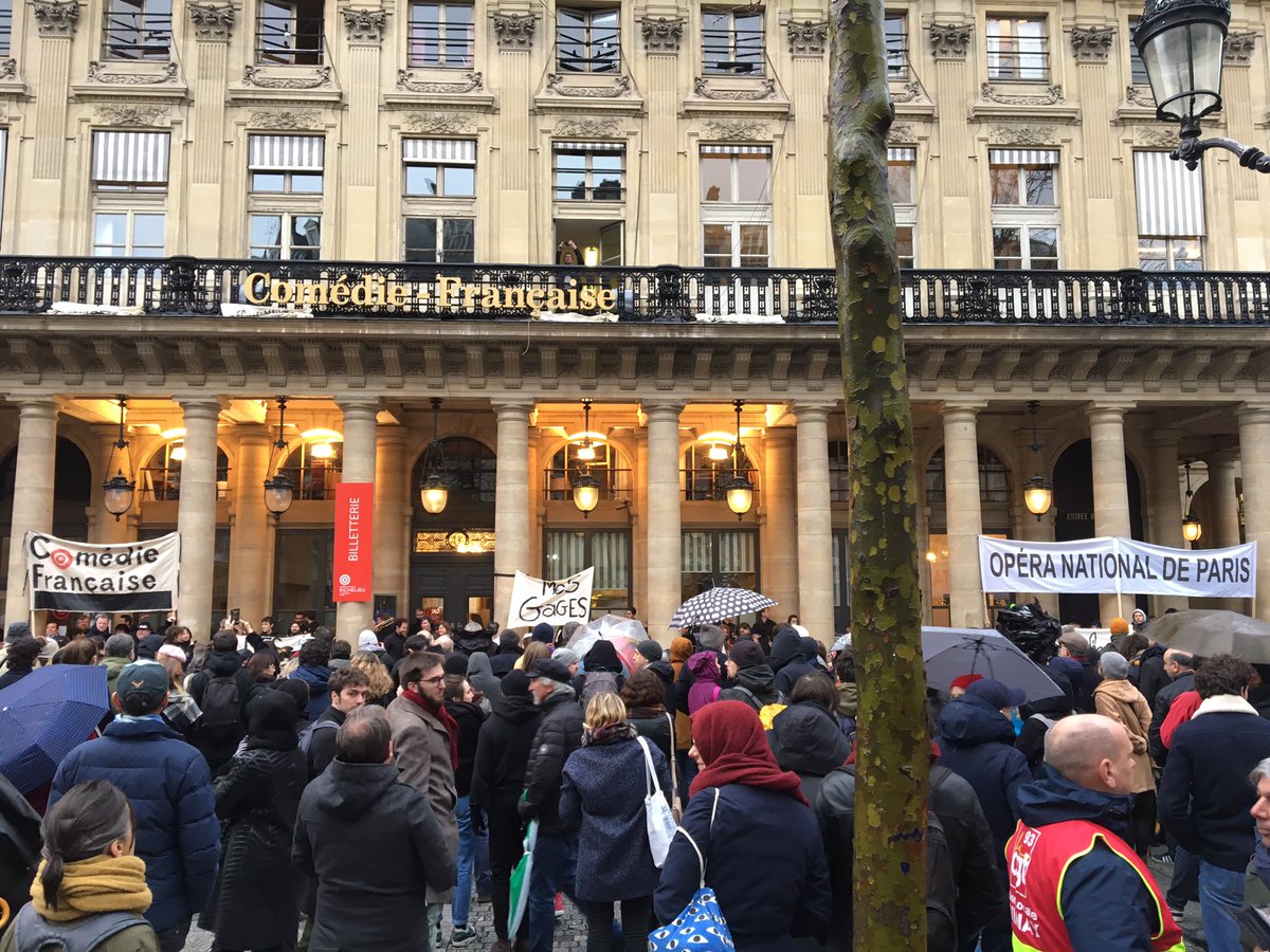 RevPermanente's tweet photo. Les travailleurs en grève de la Comédie Française et l’Opera de Paris donne une représentation commune contre la réforme des retraites ! 💪🏽💥 https://t.co/t16Zb4sd3a