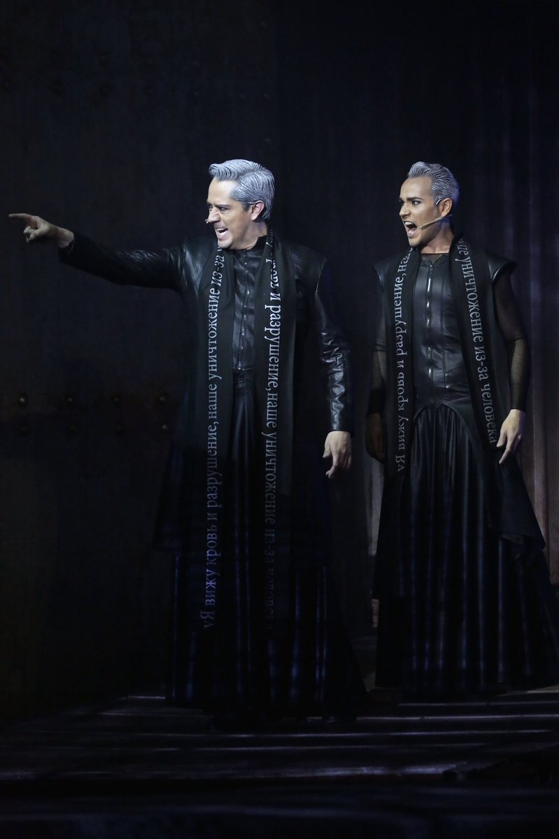JairCamposT's tweet photo. No hay nada que disfrute más que estar sobre un escenario y sobre todo con personajes que siempre soñé hacer!!!
#caifas @JSELMusical #broadwaymusical #mexico #actor #singer #caiphas #jesuschristsuperstar #andrewlloydwebber #jaircampos https://t.co/QCOC5tPv6l