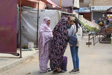 Phos_Foundation's tweet photo. 1st day of the outdoor #workshops of the 2nd edition of "Dessine-moi une ville". Photos taken this morning at Rheiba square, Boukraa street. #DMUV #Morocco #Sahara https://t.co/sjzGFRNRby